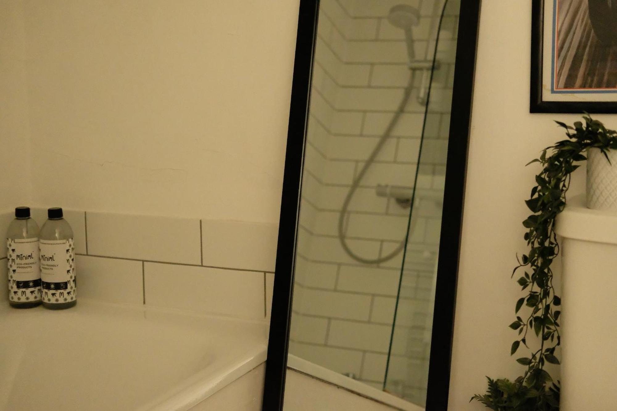 Spacious City Centre Apartment Bath Ngoại thất bức ảnh