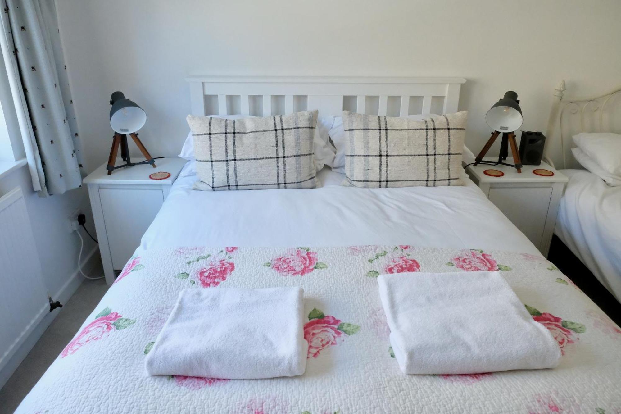 Spacious City Centre Apartment Bath Ngoại thất bức ảnh