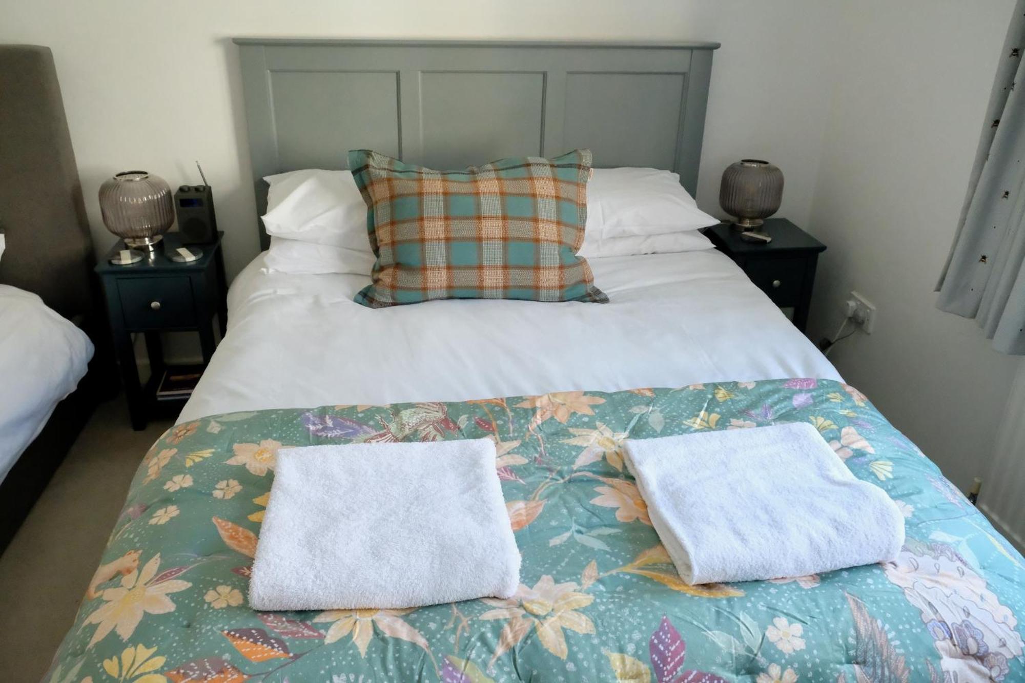 Spacious City Centre Apartment Bath Ngoại thất bức ảnh