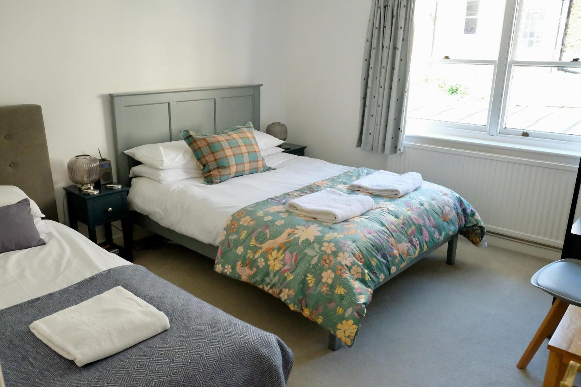 Spacious City Centre Apartment Bath Ngoại thất bức ảnh