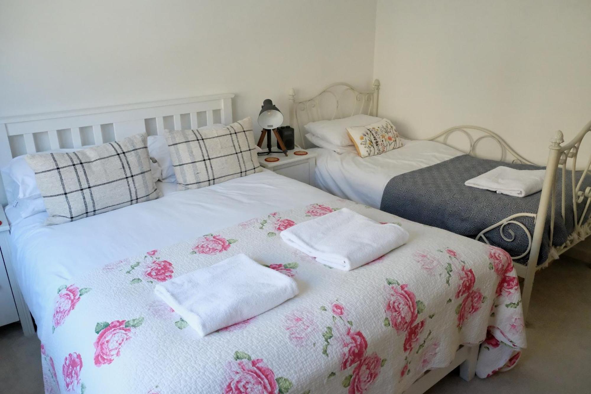Spacious City Centre Apartment Bath Ngoại thất bức ảnh