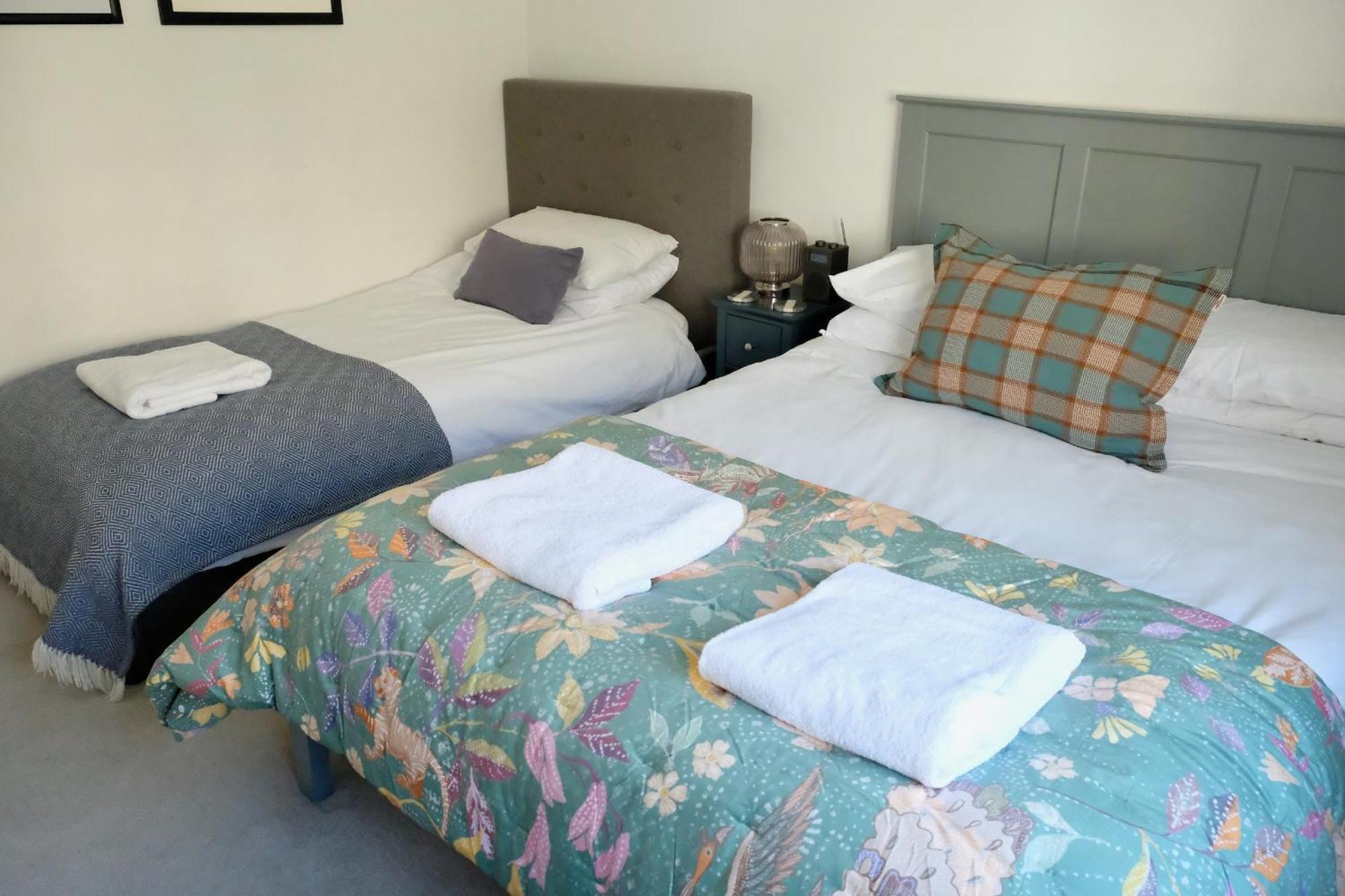 Spacious City Centre Apartment Bath Ngoại thất bức ảnh