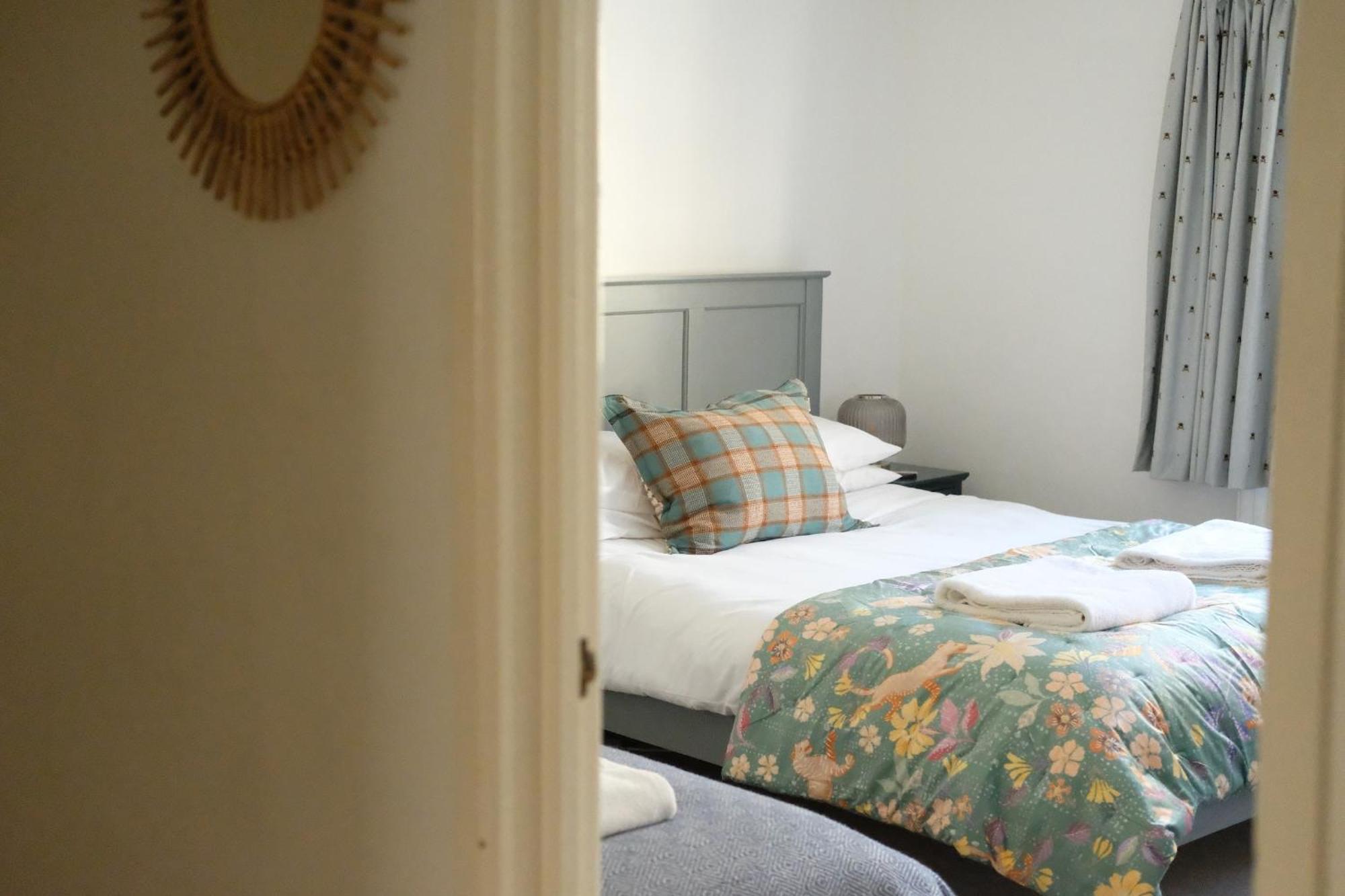 Spacious City Centre Apartment Bath Ngoại thất bức ảnh