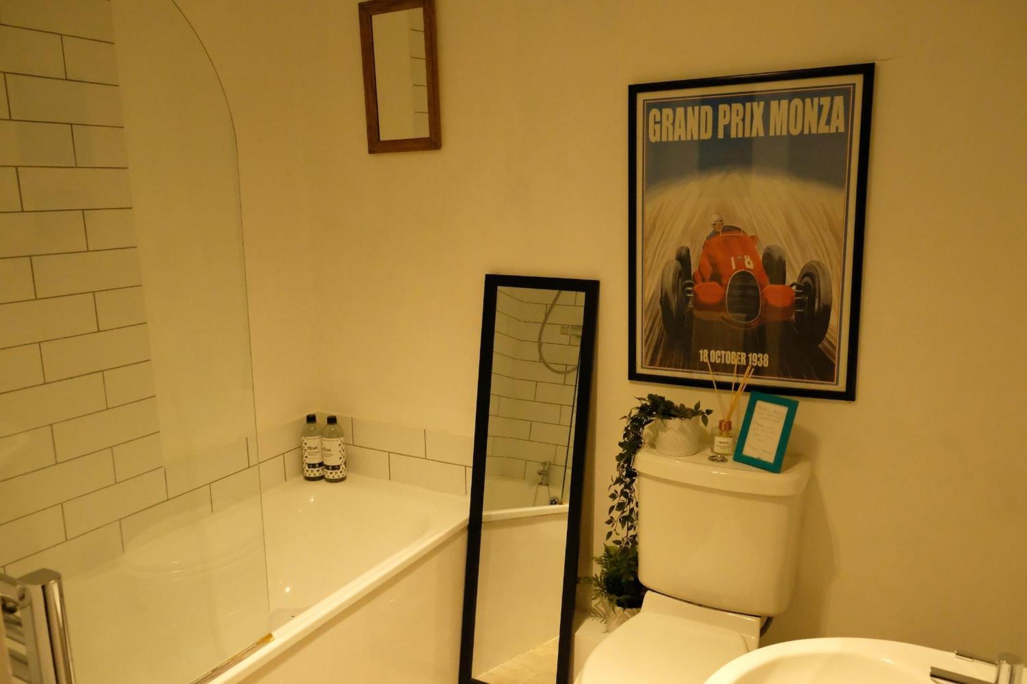 Spacious City Centre Apartment Bath Ngoại thất bức ảnh
